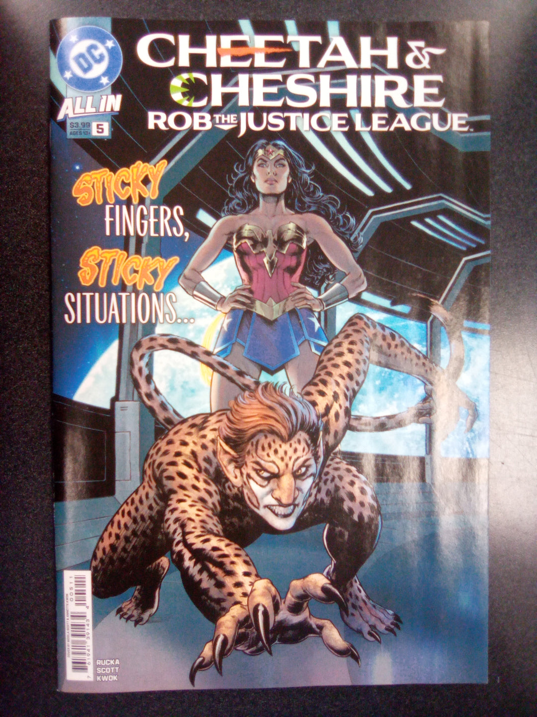 Cheetah And Cheshire Rob The Justice League #5 Cover A Nicola Scott
