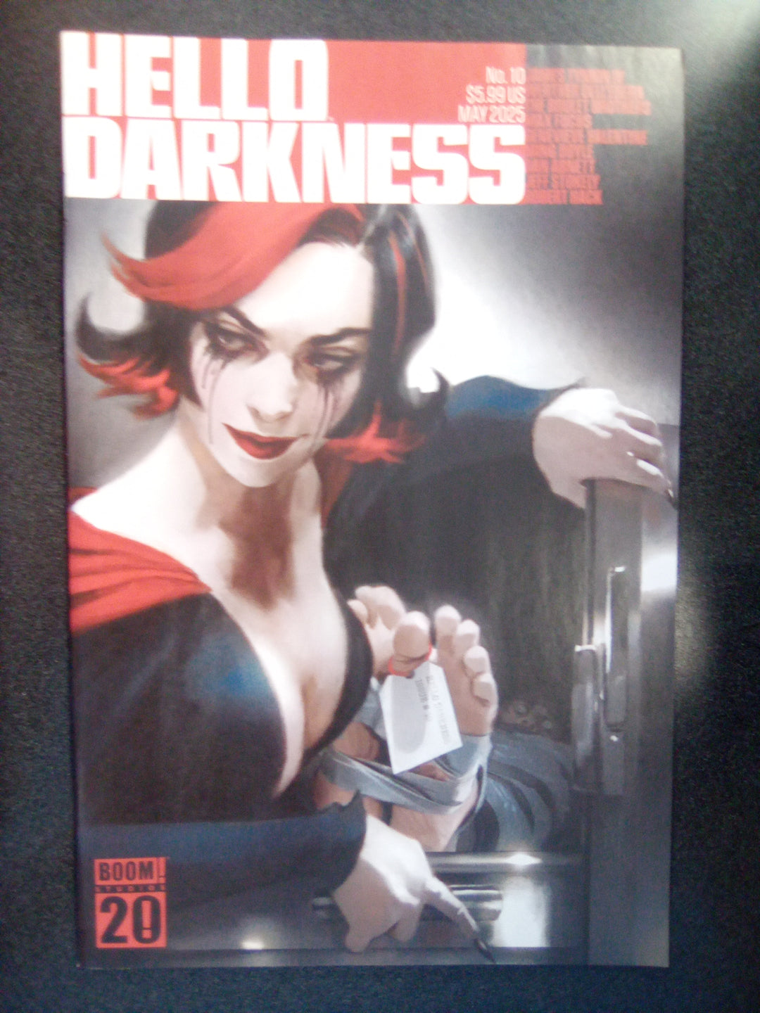 Hello Darkness #10 A Main (Dressed, Mercado)