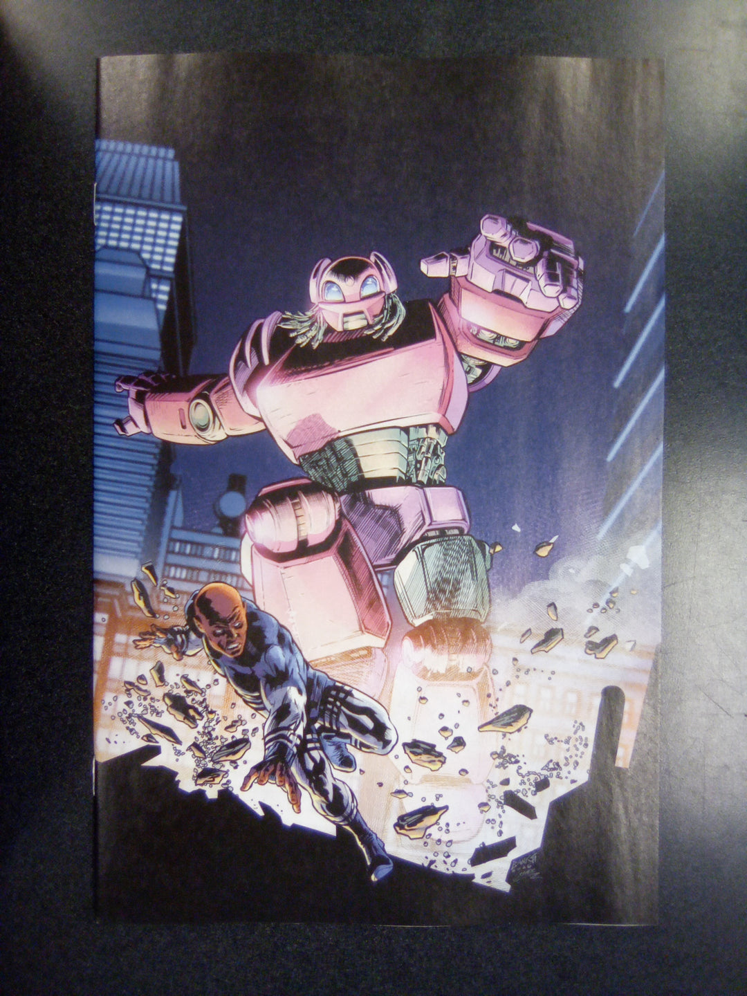 The Center Holds #4 C 1:10 Variant Edition (Full Art, Banks)