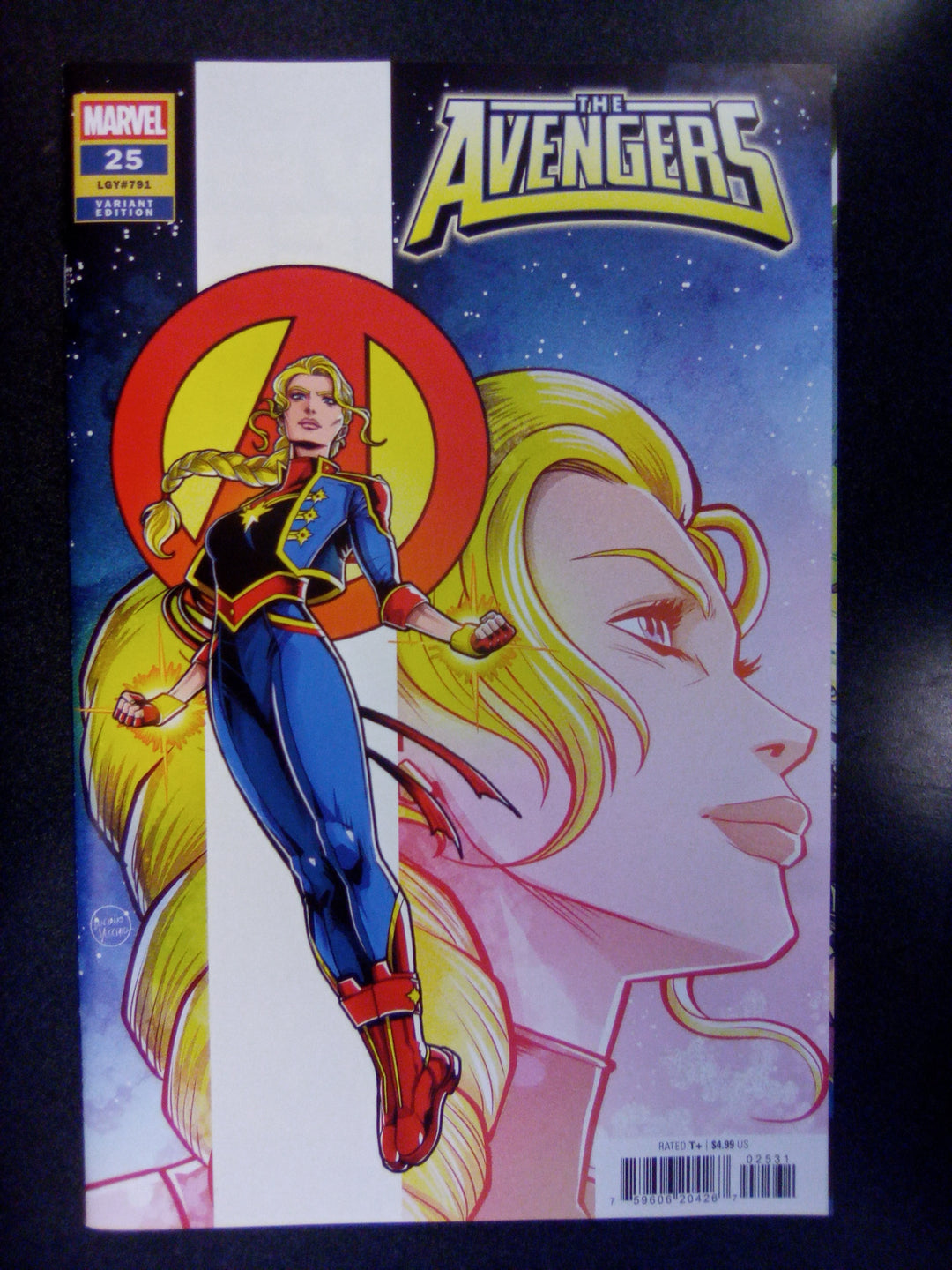 Avengers #25 Luciano Vecchio Captain Marvel Variant